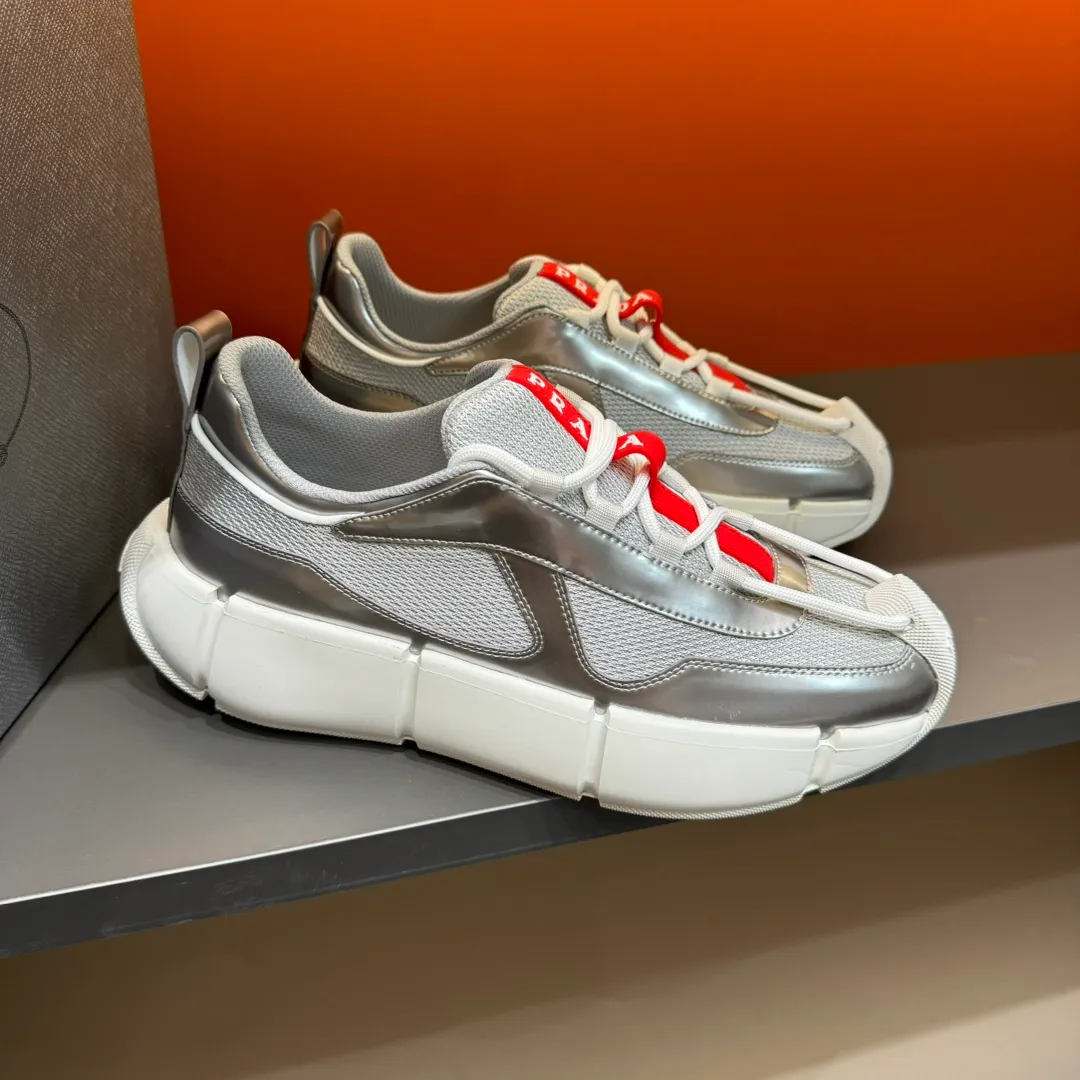 P460 PRADA/Prada men's lace-up leather casual sports shoes, the upper is made of cowhide leather and breathable mesh. It is soft, comfortable and breathable. The tongue is decorated with the PRADA brand letter logo. The thick rubber sole echoes the red label tongue. The style is fashionable and elegant. The details are carefully crafted. A casual sports shoe with a super western style and excellent breathability! Code number 38-45 (45 customized)